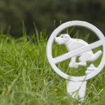 No Pooping Yard Sign, Cast Iron, White - Image 3